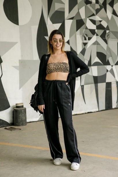 O look da Marianne Lambert estava cheio de tendências: animal print, minióculos, calça sporty...