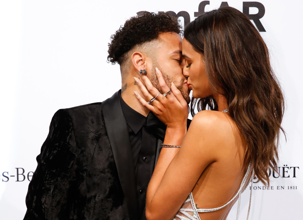 bruna-marquezine-neymar-beijos-amfar-2018