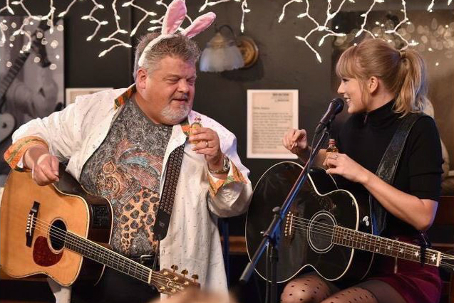 taylor-swift-bluebird-cafe-show-surpresa-nashville