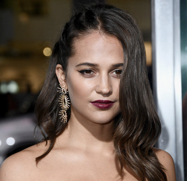 alicia-vikander-meio-preso alicia-vikander-meio-preso