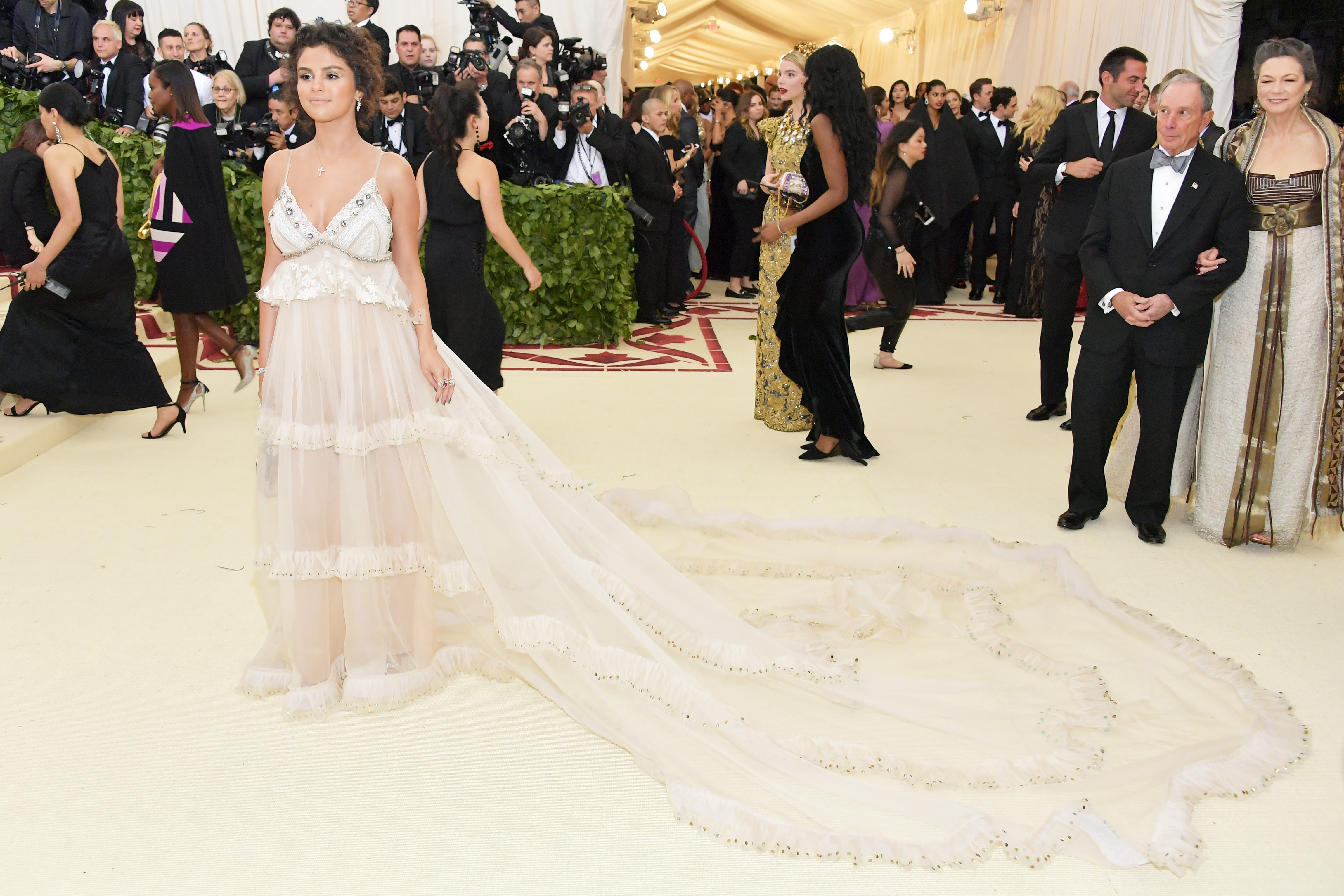 selena-gomez-met-gala selena-gomez-met-gala