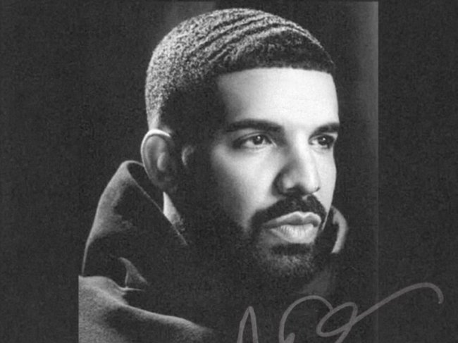 drake-scorpion-faixa-filho Drake na capa do Scorpion; a foto está em preto e branco e mostra o cantor de perfil levemente de lado com expressão séria; sua assinatura aparece na parte inferior da imagem