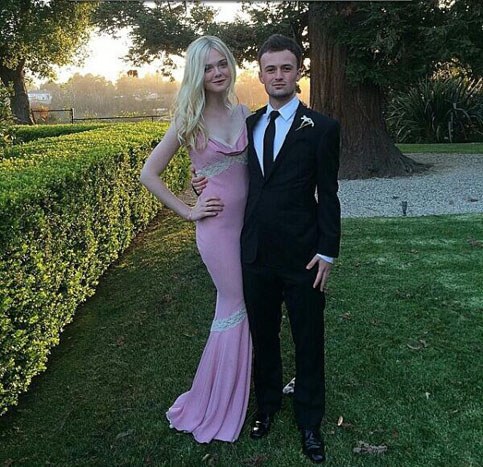 Elle Fanning misturou o tom rosinha com algumas rendas e apareceu com um vestido superdelicado.