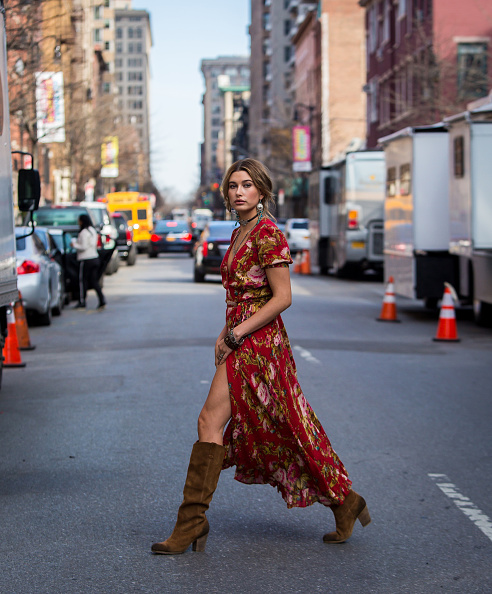 Do rocker ao boho: vestidão floral com botas de cano alto e várias bijus!