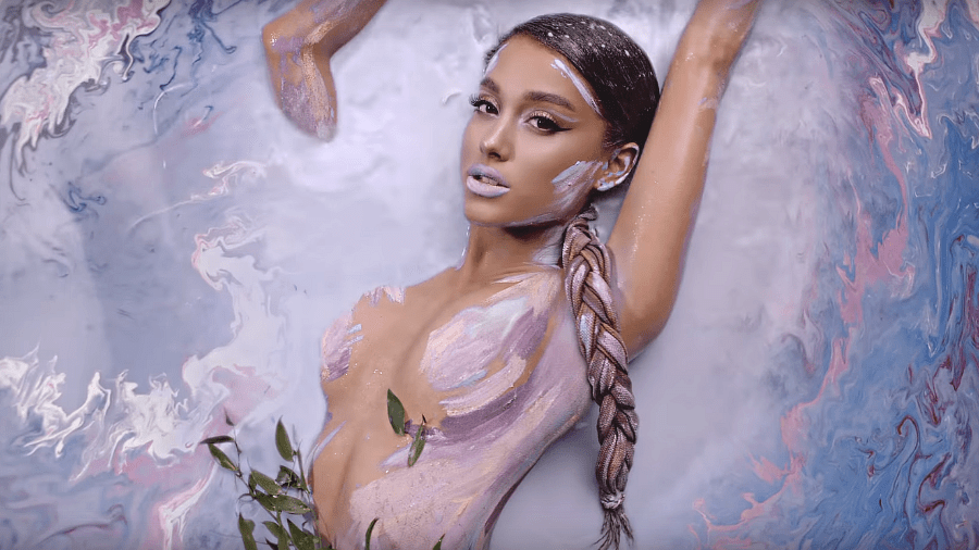 ariana-grande-em-god-is-a-woman