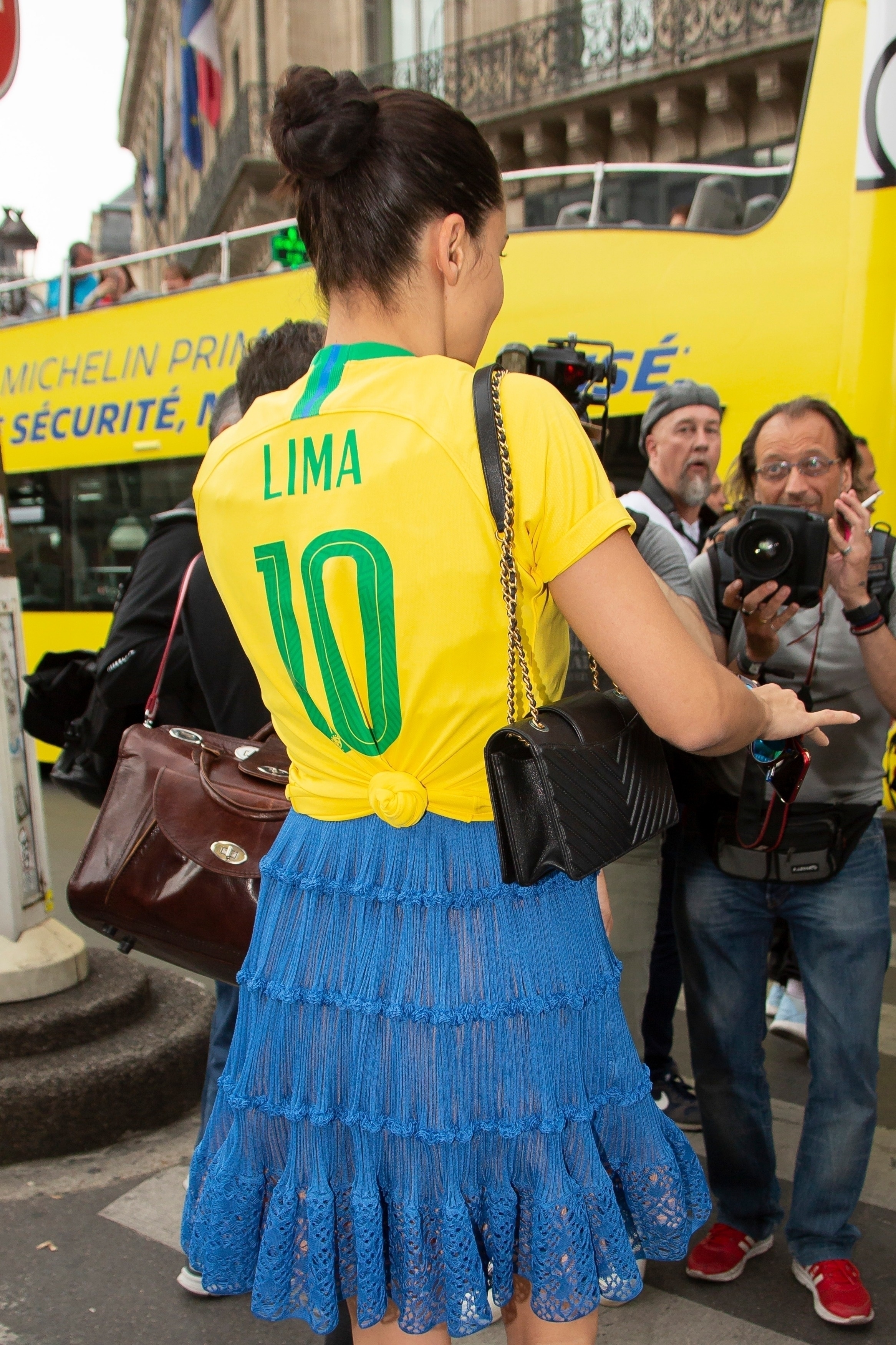 Copa do mundo: adriana lima usou look fashionista com a camiseta do Brasil