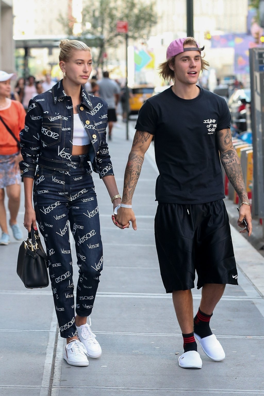 Hailey Baldwin se jogou na tendência da logomania em passeio com Justin Bieber.