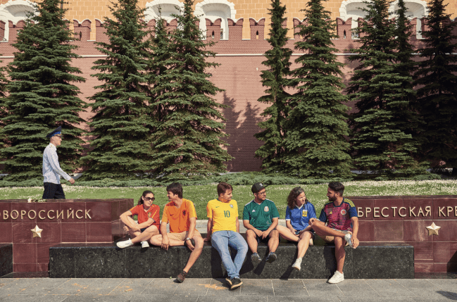 Turistas usam camisas de Seleções para desfilar com bandeira LGBTQ+ na Rússia