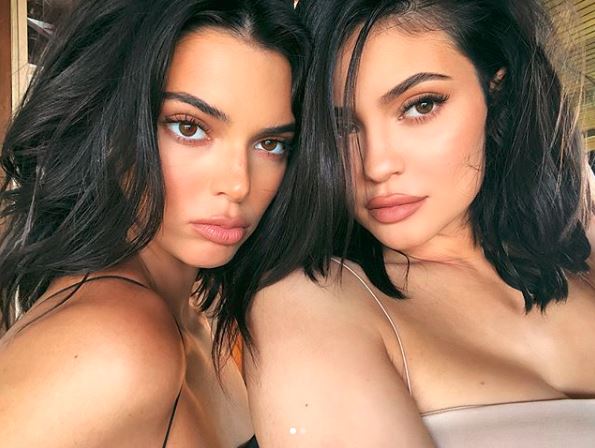 Kendall e Kylie Jenner usaram o mesmo top em foto bombada