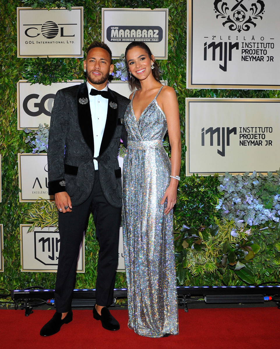 Bruna-Marquezine-vestido-cristal Bruna Marquezine e Neymar no leilão do Instituto Projeto Neymar Jr.