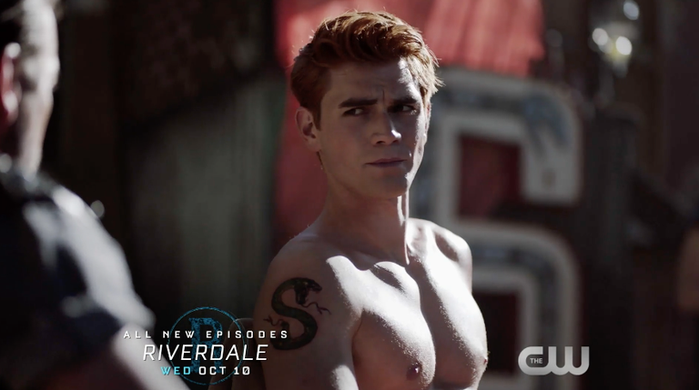 archie-tatuagem-serpente-riverdale