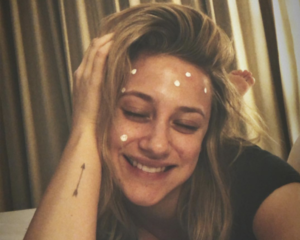 famosas-que-falam-sobre-acne-espinhas-lili-reinhart