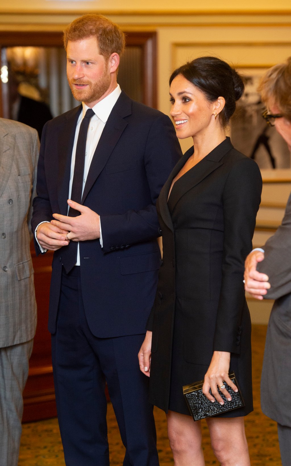 Meghan Markle e seu vestido-blazer durante um evento em Londres.