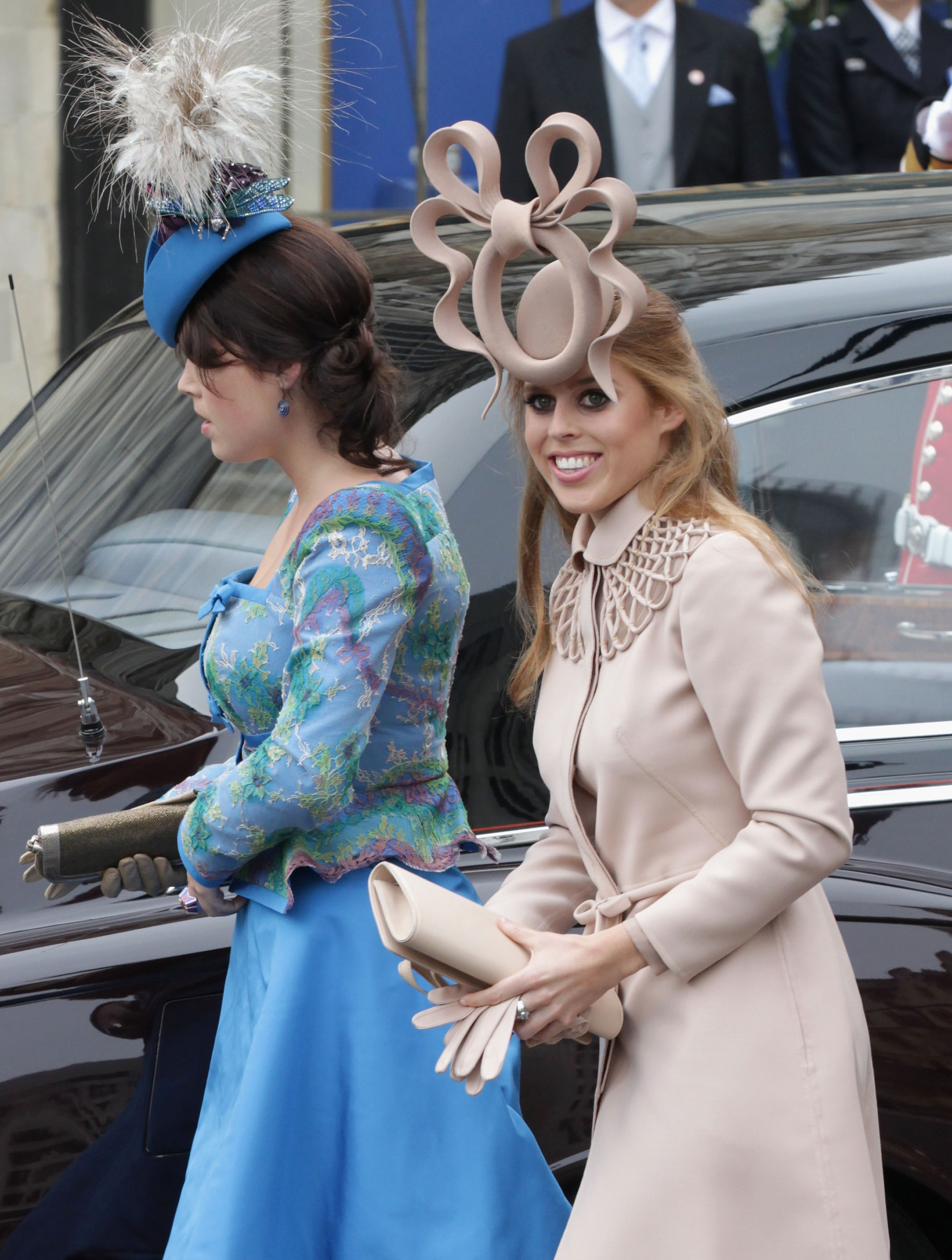 Princesas Eugenie e Beatrice no casamento real de William e Kate Middleton.