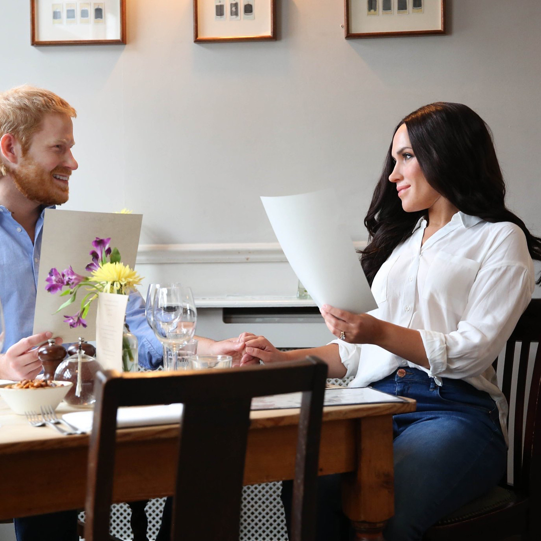 meghan-markle-principe-harry-estatua-de-cera-restaurante