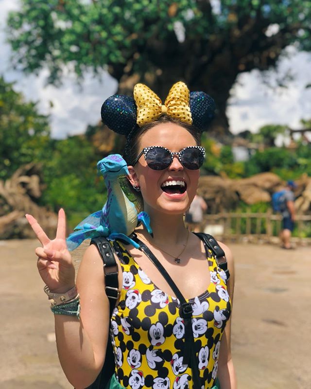 larissa manoela usa looks temáticos na disney