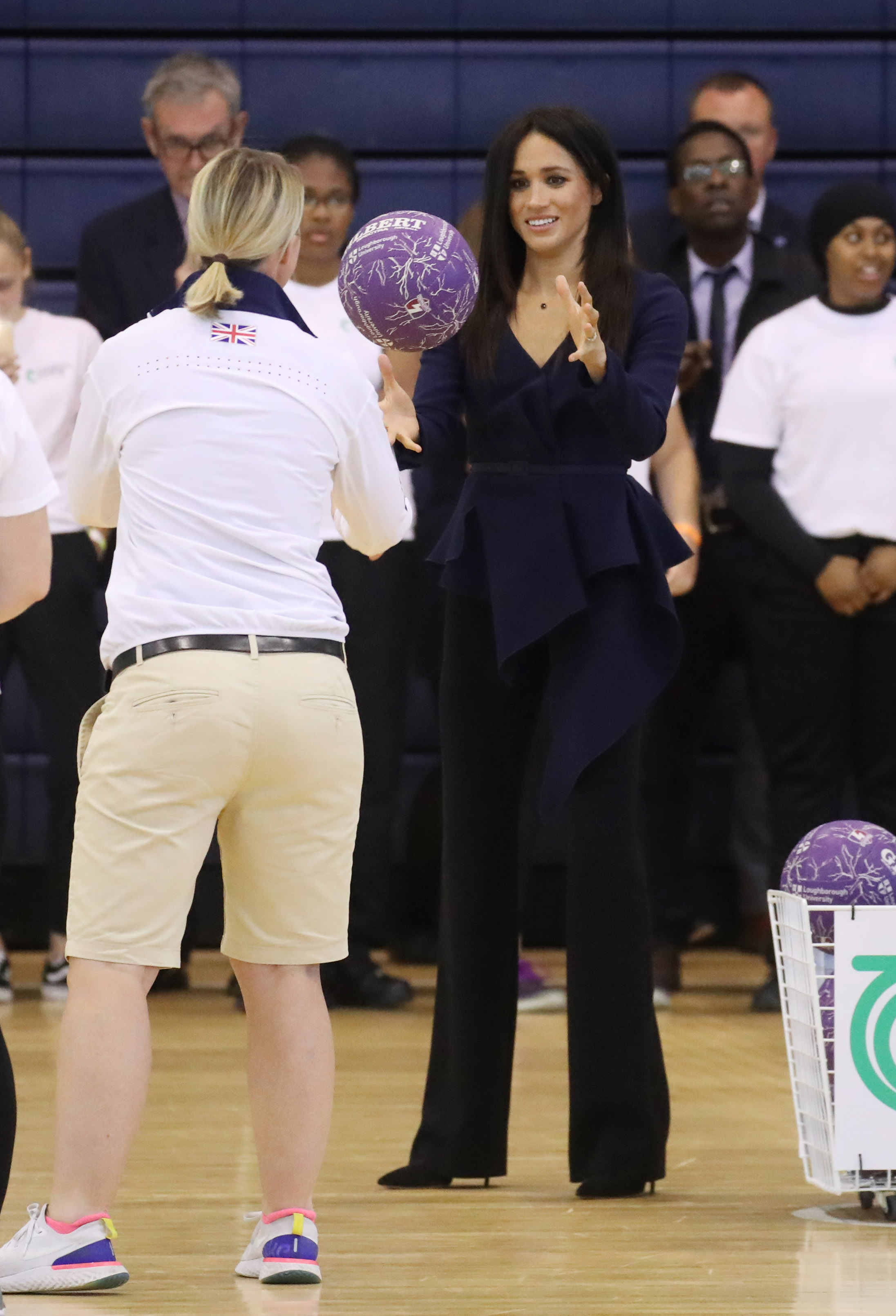 meghan-markle-jogando-basquete-salto