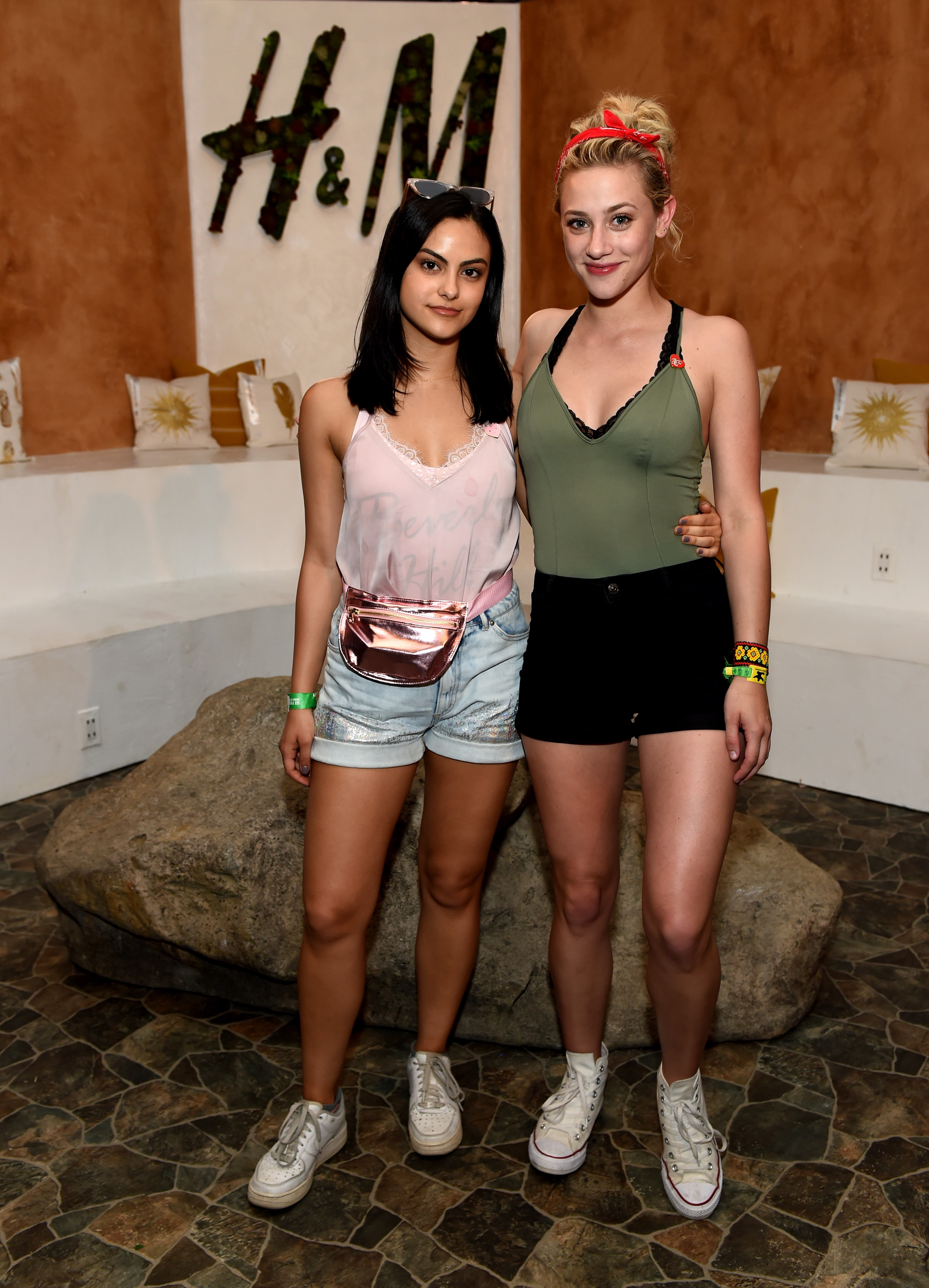 Camila Mendes e Lili Reinhart no Coachella 2017.