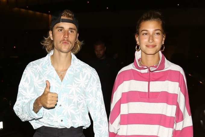 hailey baldwin com jaqueta bieber