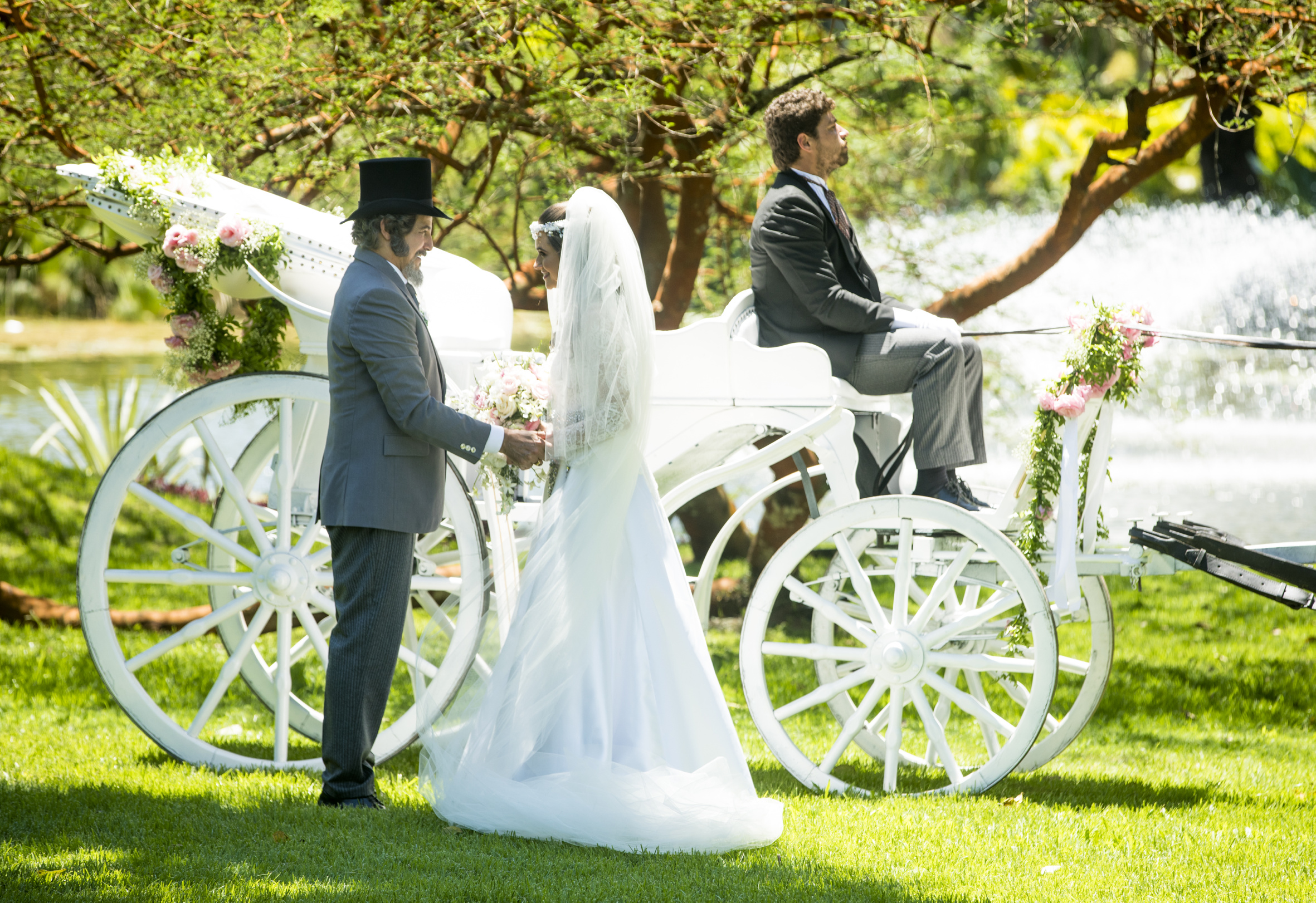 vestido-noiva-juliana-paiva Marocas (Juliana Paiva) chega para o casamento com Samuca (Nicolas Prattes) acompanhada do pai, Dom Sabino (Edson Celulari).