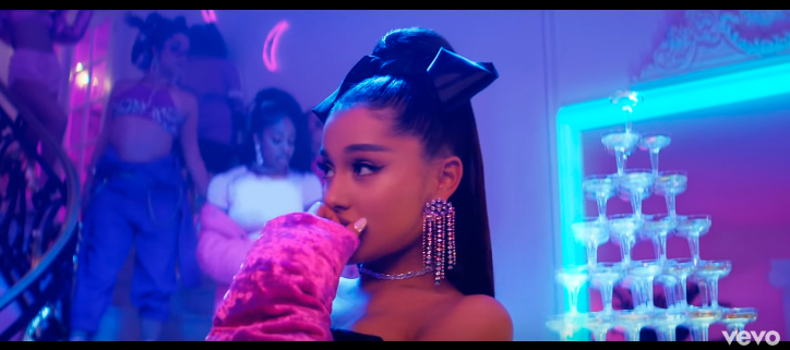 ariana-grande-clipe-7-rings-rabo-de-cavalo-laco