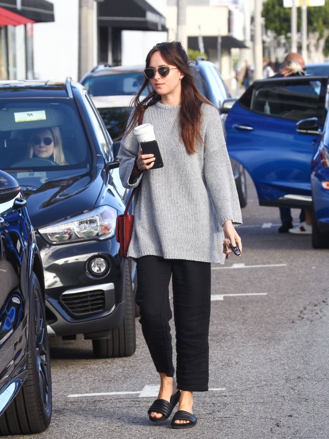 Dakota Johnson aposta no conforto para seus looks de street style.