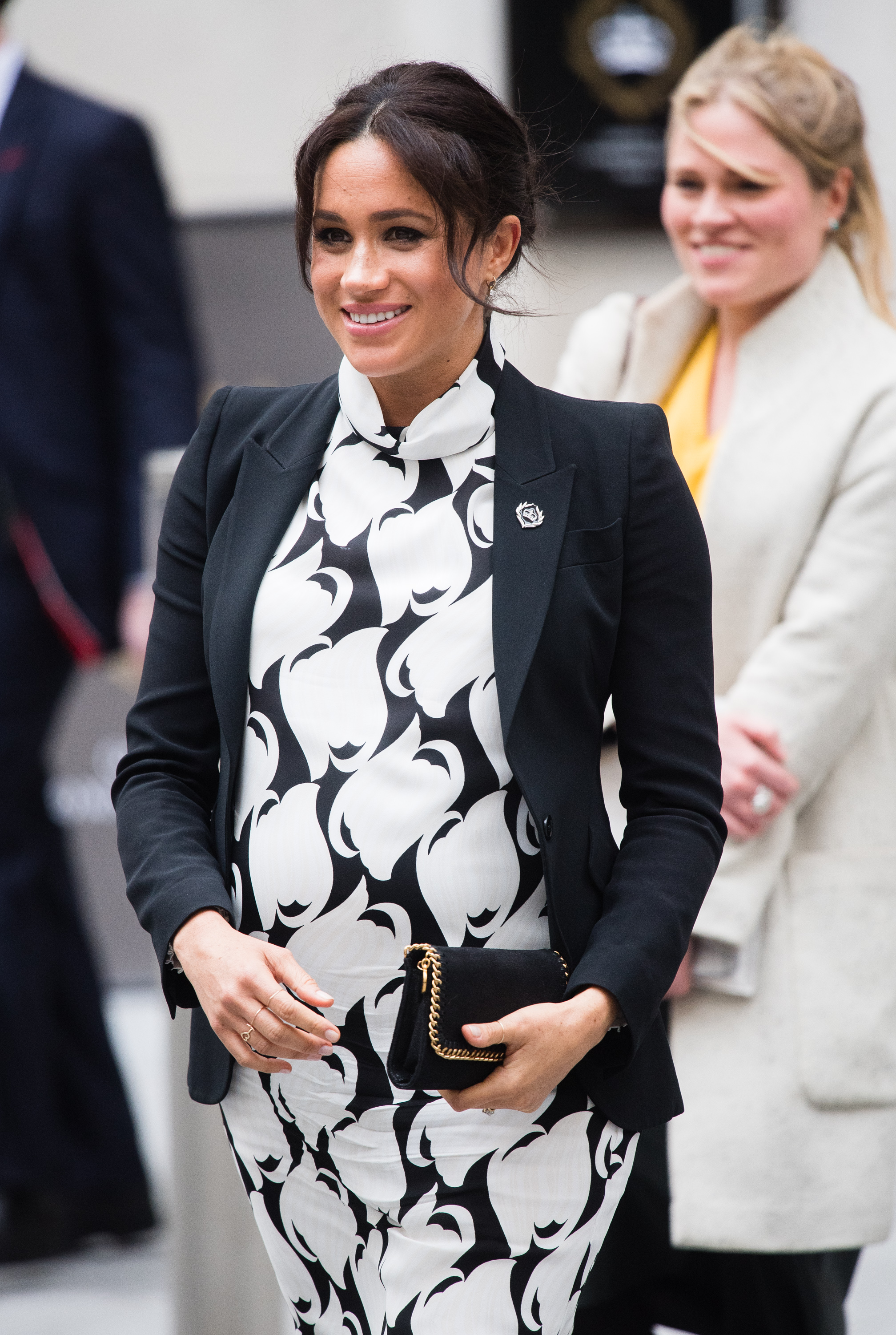 Meghan Markle usando look preto e branco