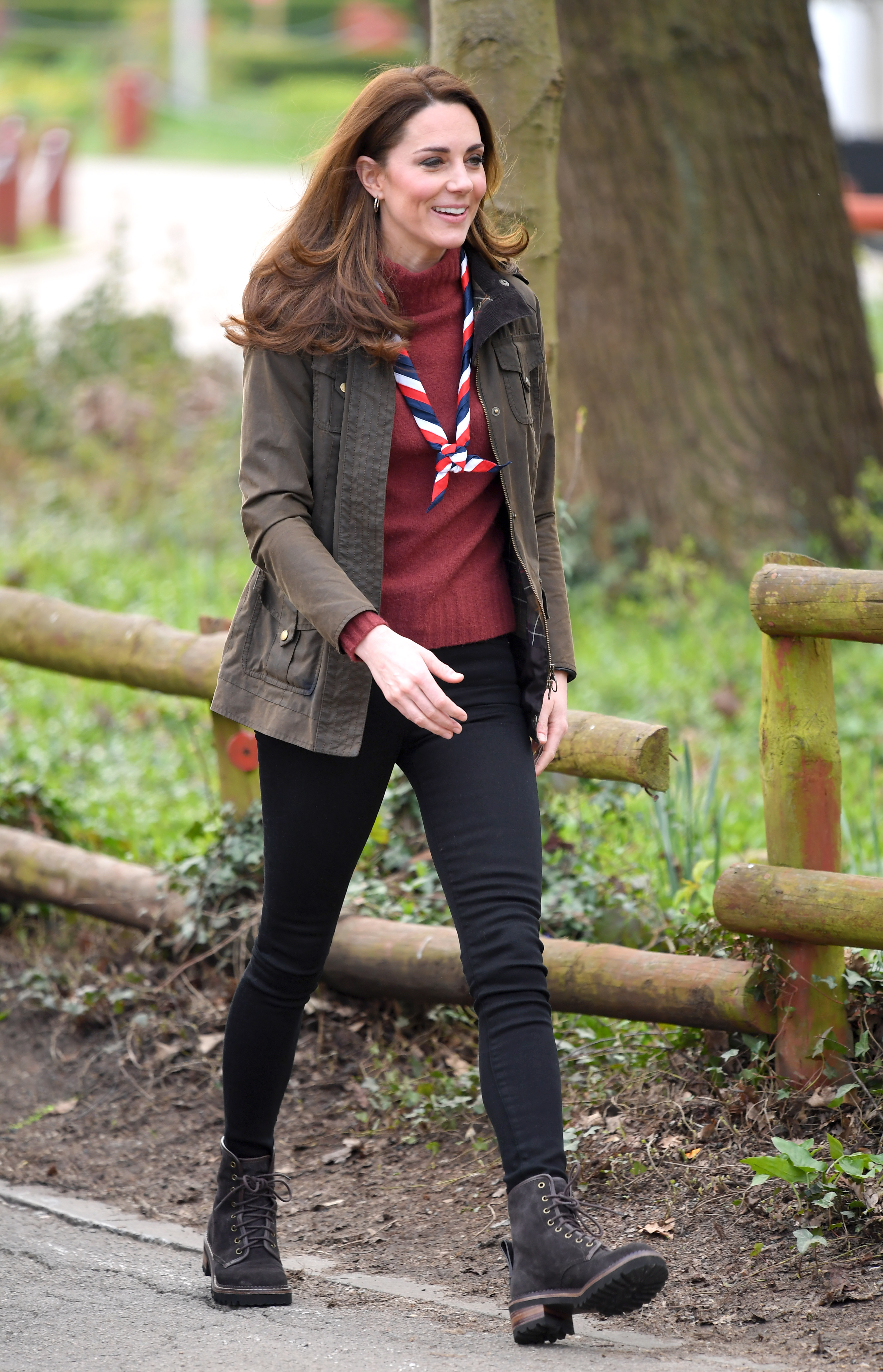 The Duchess Of Cambridge Visits The Scout’s Early Years Pilot At Gilwell Park Kate Middleton usando look casual