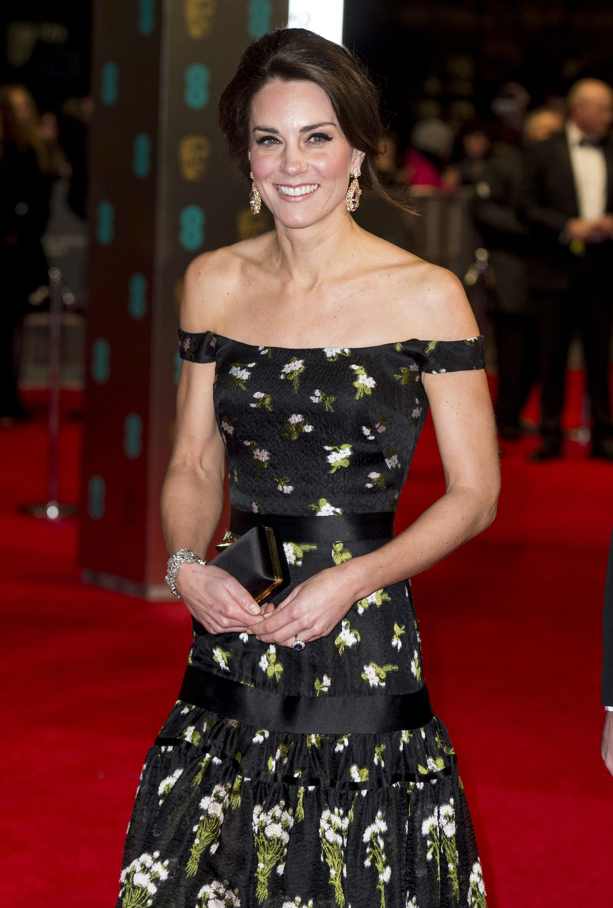 Kate Middleton usando vestido floral no BAFTA 2017