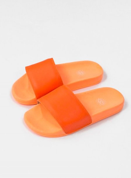 Chinelo slide da Ziovara (R$ 59,90*). Chinelo slide da Ziovara (R$ 59,90*).