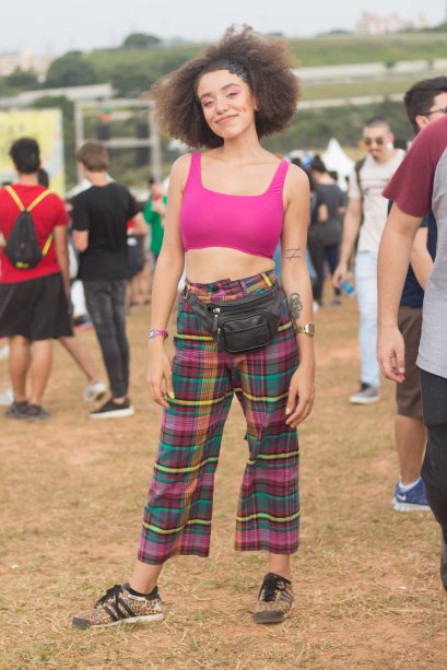 Calça cropped xadrez, top rosa neon, pochete e fivelas no cabelo. Aliás, essas fivelas são uma tendência dos anos 90 que voltaram com tudo este ano! (<span>@stfnlvs, 22 anos)</span>