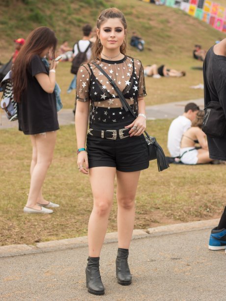 A transparência foi o diferencial para deixar o look básico com uma carinha mais glam e rocker. (@stephaniemoya, 25 anos)