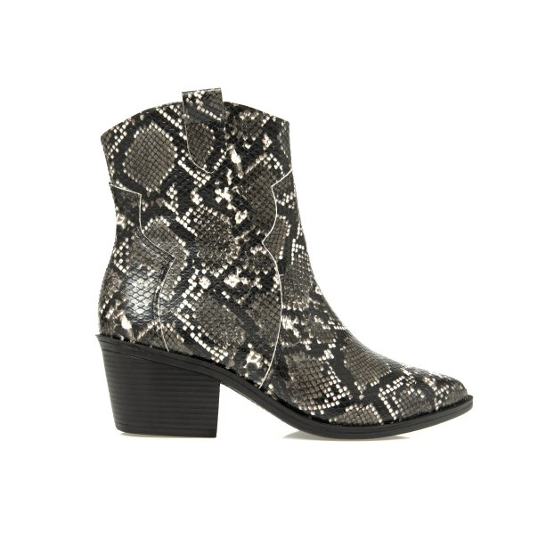 Bota com estampa de cobra Marisa (R$ 159,95*). Bota com estampa de cobra Marisa (R$ 159,95*).
