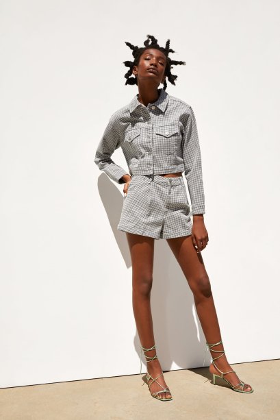 <span>Jaqueta denim cropped pata de galo (R$ 209*) e bermuda hi-rise denim xadrez vichy (R$ 149*), da Zara</span> <span>Jaqueta denim cropped pata de galo (R$ 209*) e bermuda hi-rise denim xadrez vichy (R$ 149*), da Zara</span>