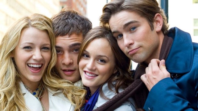 Serena, Chuck, Blair e Nate abraçados e sorrindo para foto