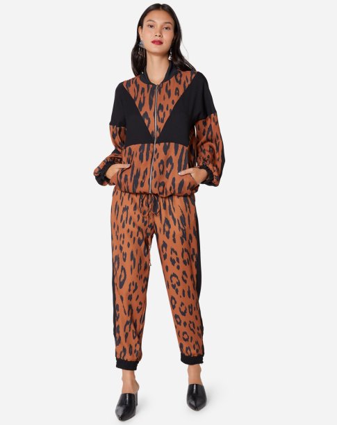 <div>Jaqueta bomber crepe (R$ 259,90*) e calça jogging zíper barra (R$ 124,90*), da Amaro</div><div></div> <div>Jaqueta bomber crepe (R$ 259,90*) e calça jogging zíper barra (R$ 124,90*), da Amaro</div><div></div>