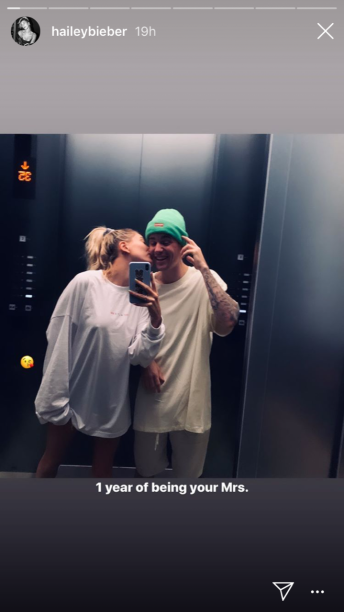 "1 ano sendo sua senhora", escreveu Hailey para o maridão, Justin Bieber