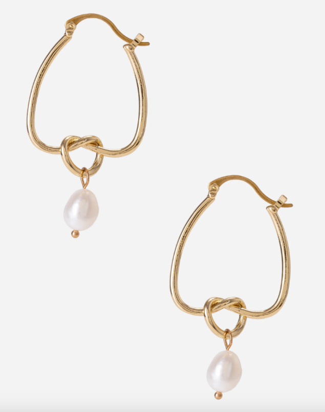Brinco nó dourado da AMARO (R$ 69,90*). Brinco nó dourado da AMARO (R$ 69,90*).