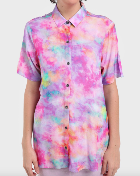 Camisa tie-dye da Riachuelo (R$ 89,90*). Camisa tie-dye da Riachuelo (R$ 89,90*).