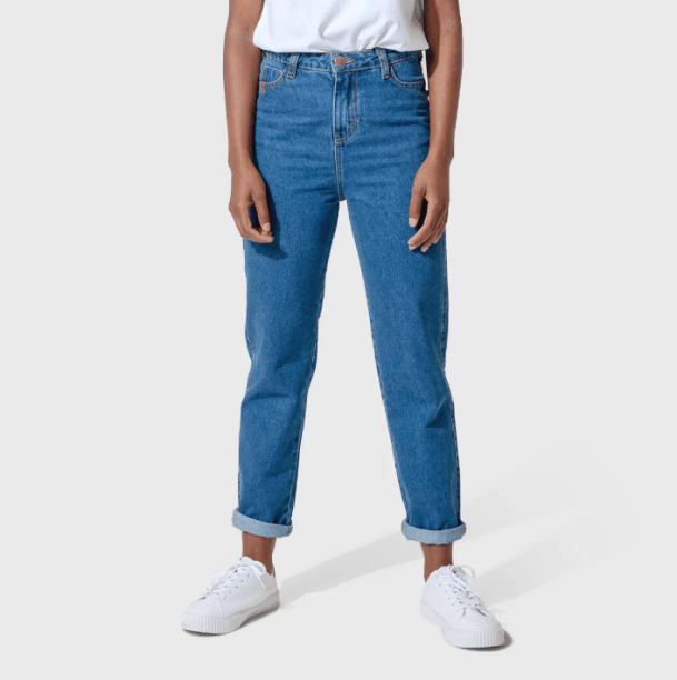 Mom jeans <span>Aragäna (R$ 229,90*).</span><a href="https://pt-br.facebook.com/araganaoficial/"></a> Mom jeans <span>Aragäna (R$ 229,90*).</span><a href="https://pt-br.facebook.com/araganaoficial/"></a>