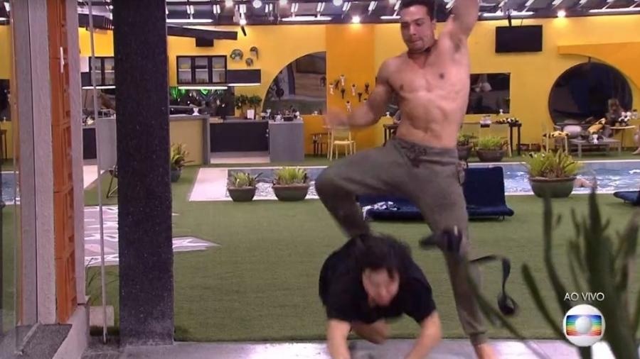 Internet acha que Petrix Barbosa empurrou Pyong Lee no Big Brother Brasil 20