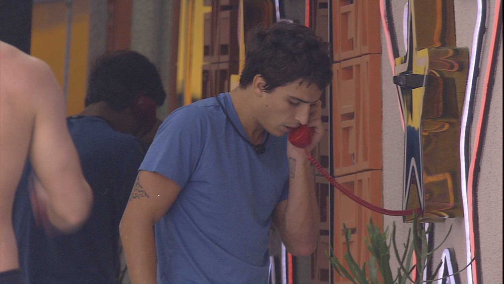 Felipe Prior é imunizado ao atender ao Big Fone do Big Brother Brasil 20