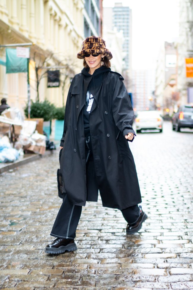 bucket-hat-bella-hadid Bella Hadid com bucket hat de pelinhos