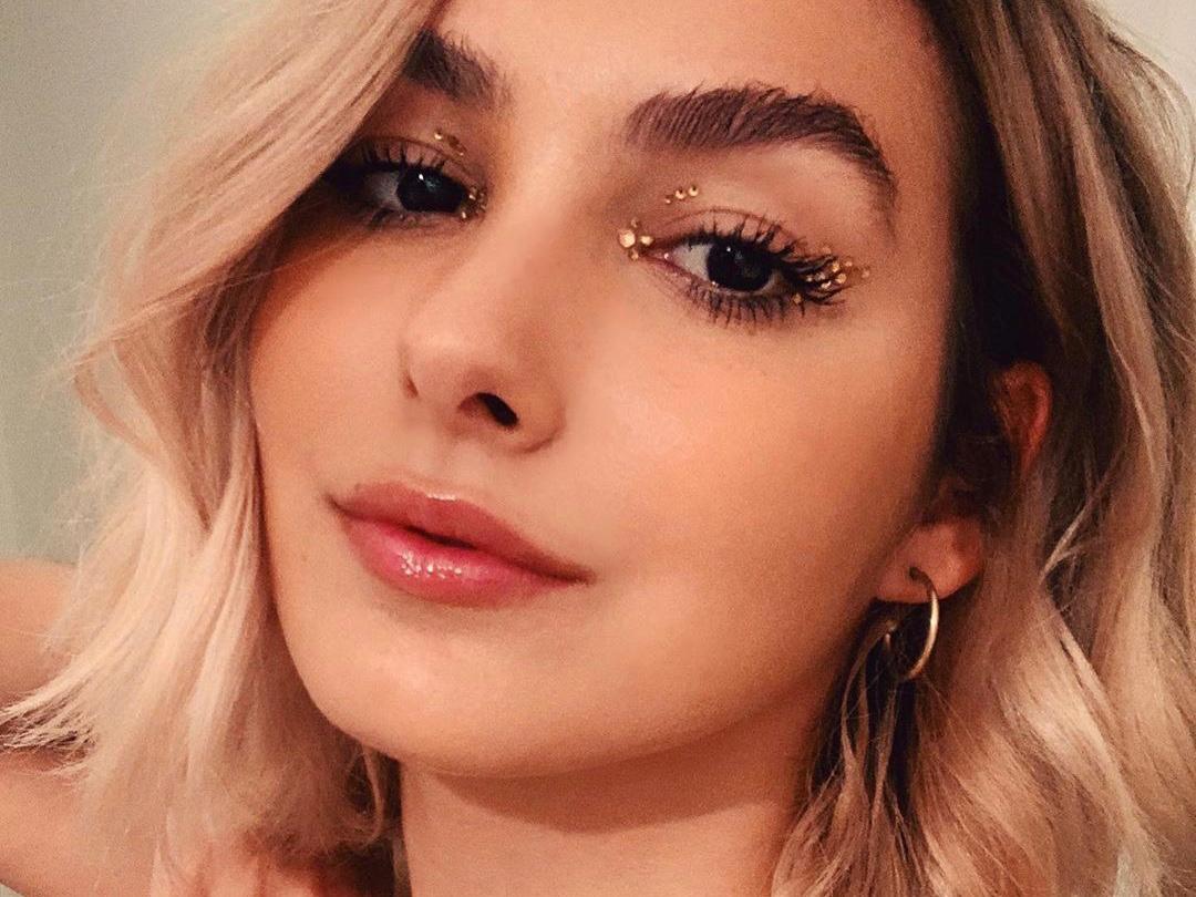 Marina Moschen em selfie olhando para câmera