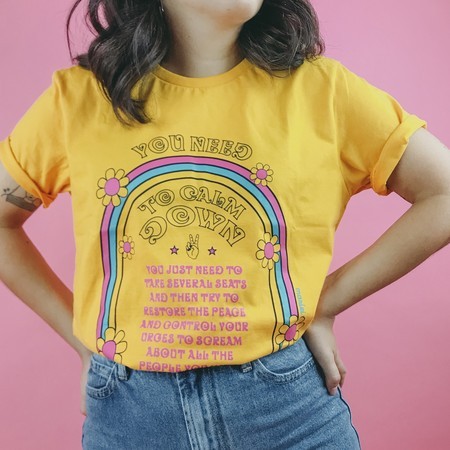 Camiseta "You Need To Calm Down" da Mariei (R$ 58*)