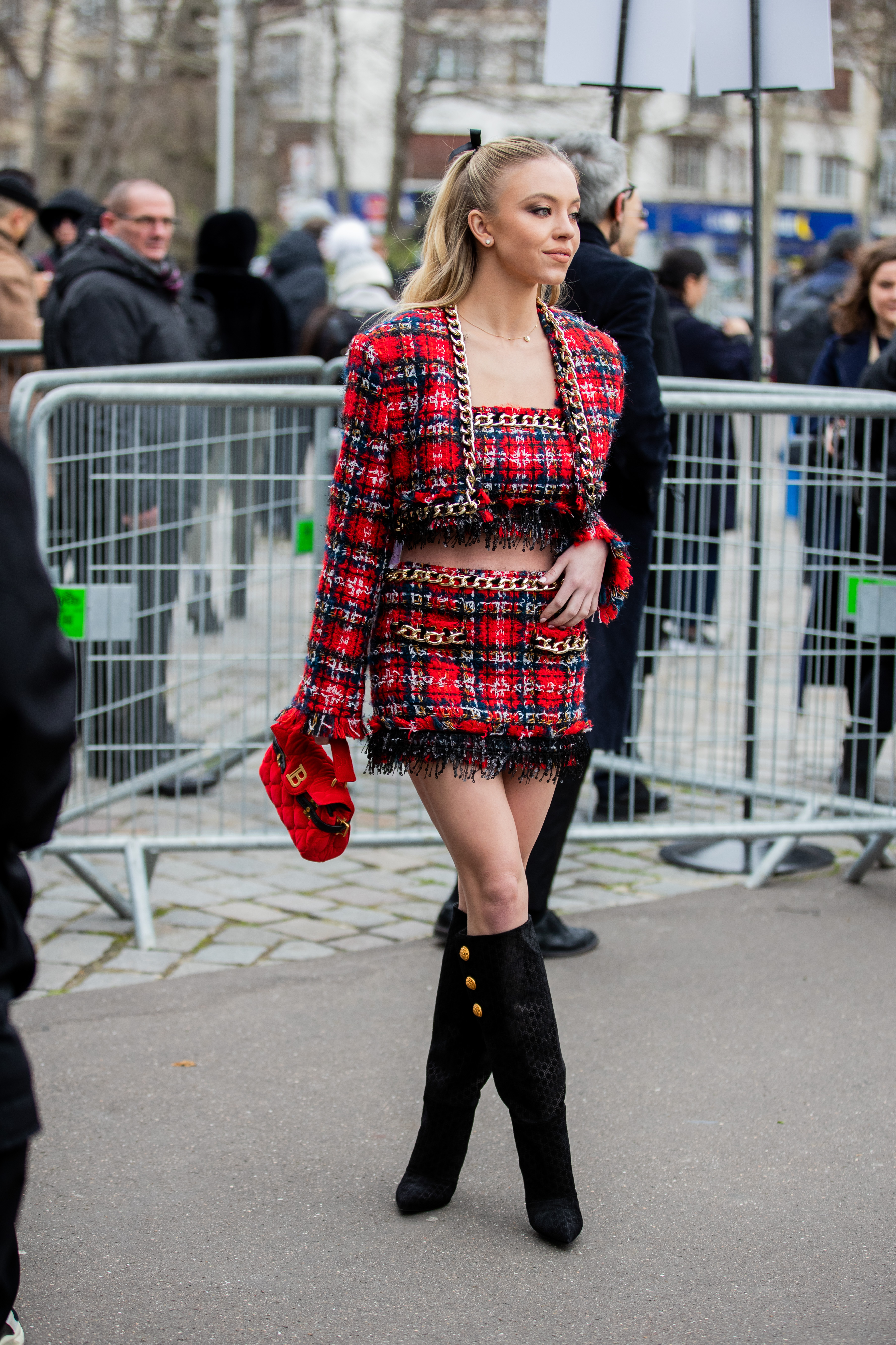 look-do-dia-sydney-sweeney Sydney Sweeney usando conjuntinho vermelho da Balmain