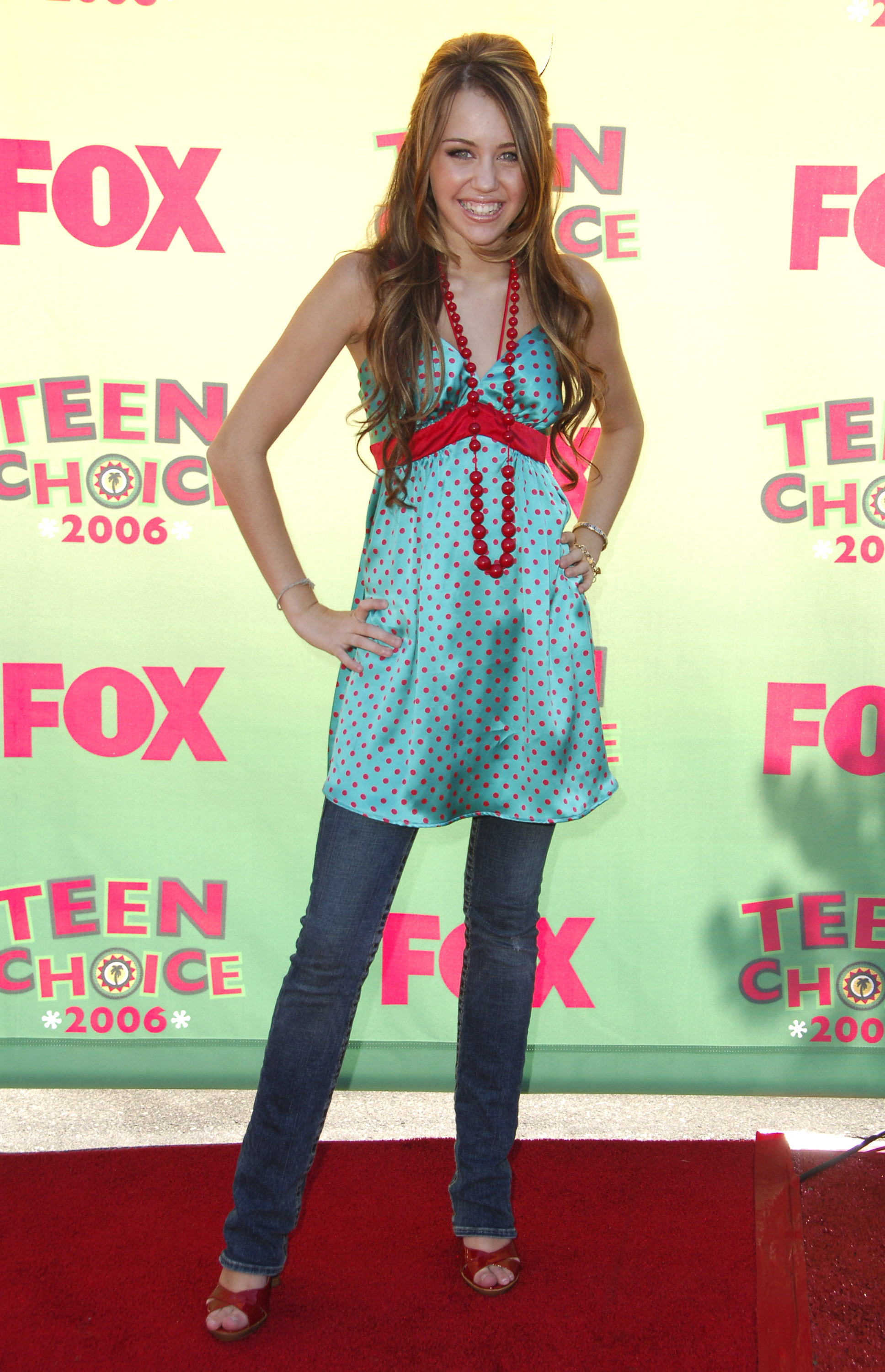 Miley Cyrus usando vestido por cima de calça jeans no Teen Choice Awards de 2006