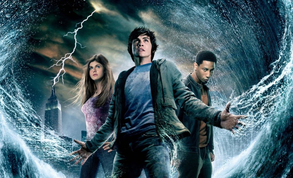 Imagem do filme Percy Jackson com os três protagonistas cercados por raios