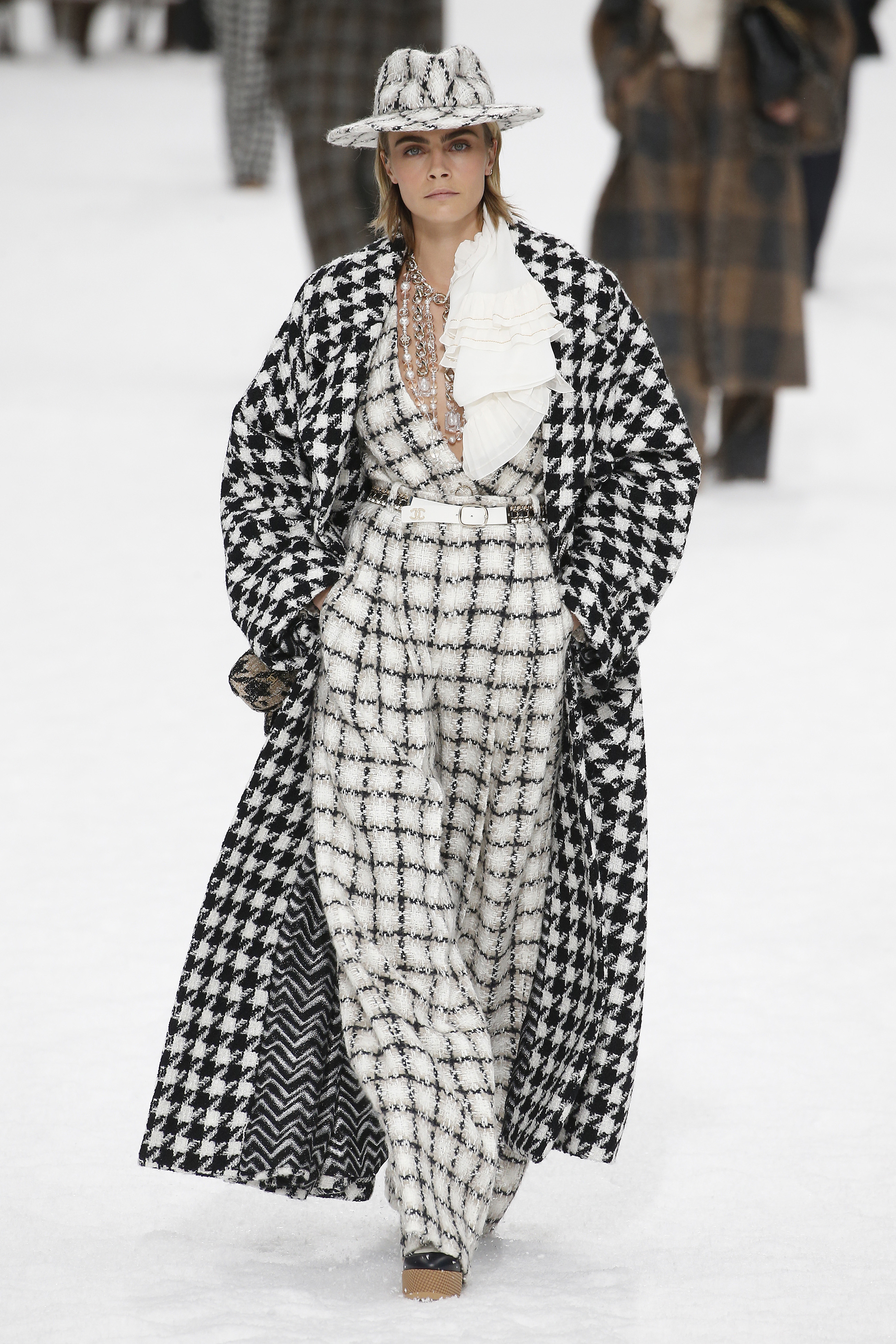 cara-delevingne-desfile-chanel Cara Delevingne desfilando pra Chanel