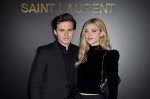Nicola Peltz usou vestido criado por Victoria Beckham pra anunciar noivado